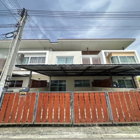 ทาวน์โฮมพร้อมอยู่ใกล้นิคมอมตะนคร! ขายทาวน์โฮมโครงการ หมู่บ้านปณิตา ชลบุรี เนื้อที่ 21.3 ตร.ว. มีที่จอดรถ ใกล้มอเตอร์เวย์กรุงเทพ-ชลบุรี 