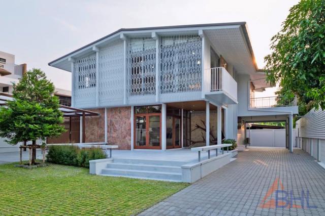 [RENT] Newly Renovated Mid-Century Modern 4 Bedrooms House in Ekkamai 
