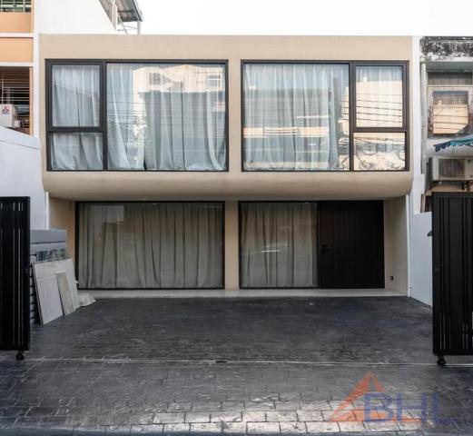 [SALE] 2-Story Town House Modern Style 3 Bedrooms (205 sqm) Location in Sathorn