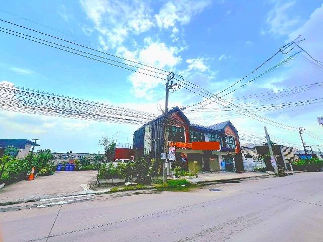 อาคารพาณิชย์ 2 ชั้น 190ตร.ม.ติดถนนใหญ่ Windmill ตลาดกิ่งแก้ว 1.5 กม.2 น้ำ.วิวบ่อน้ำกว้าง  เหมาะสำหรับออฟฟิศ ร้านอาหาร 