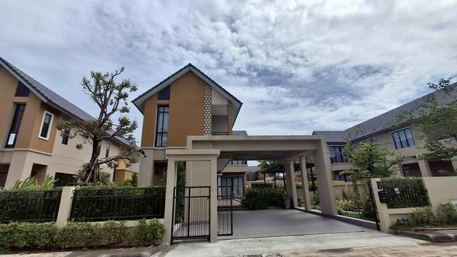 บ้านให้เช่า ใกล้อมตะนคร บ้านเดี่ยว 2 ชั้น มีสระว่ายน้ำ โกลเด้นพรีเว่ พนัสนิคม TP-H1483