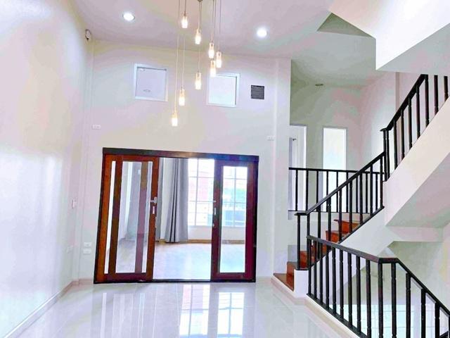 MRT ลาดพร้าว 500 ม รัขดา 699ม.ให้เช่าทาวน์โฮม 4 ชั้น บ้านกลางเมือง 24 ตร.วา. 380 ตร.ม.  ซ. ลาดพร้าว 15-27 รร. นานาชาติโอ๊คเบอรี 4 นอน 