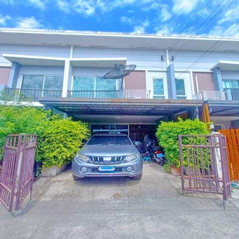 บรรยากาศ โปร่งโล่ง สบาย 3 นอน 2 น้ำ รร.เตรียมบัณฑิต 2.6 กม. แหล่งชุมชน ช้อปปิ้ง ตลาดลาดสวาย 1.1 กม.ทาวน์โฮม 2 ชั้น สไตล์โมเดิร์น 