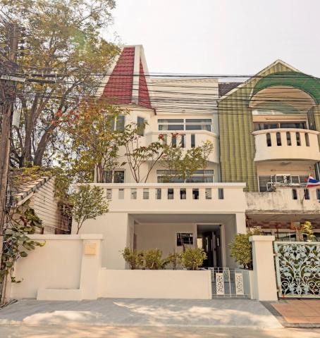 ขายทาวน์เฮ้าส์ 3 ชั้น สุดปัง ใจกลางเมืองเชียงใหม่ ทำเลทอง ใกล้ถนนท่าแพ – คูเมือง – ไนท์บาซาร์ – ถนนวัวลาย