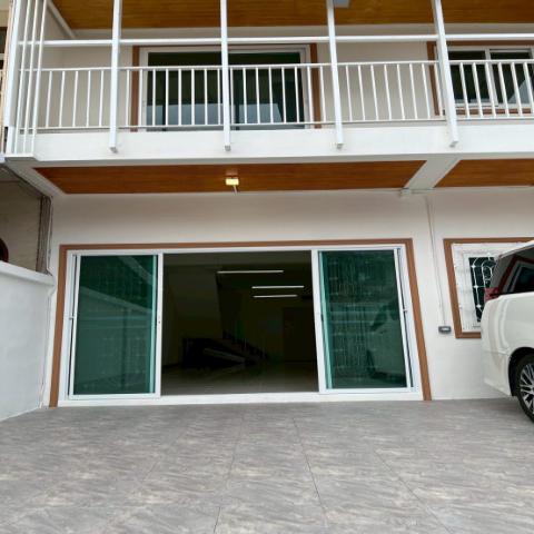 ให้เช่าทาวน์เฮาส์บ้านร่มจิตร ที่ดิน32 ตร.ว 4 นอน 3 น้้ำ จอดรถ 2 คัน มีดาดฟ้า ตกแต่งใหม่ทั้งหลัง ใกล้ BTS พร้อมพงษ์ ถนนสุขุมวิท22