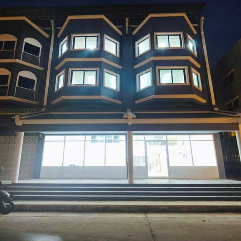 MRTสวนหลวง ร.9 2.4 กม.ไม่เคยอยู่! ให้เช่าอาคารสำนักงาน 4 ชั้น 2คูหา 56ตร.วา.โชว์รูม 5 นอน 576ตร.ม  ถ.เฉลิมพระเกียรติร.9 29-38 .  6 น้ำ