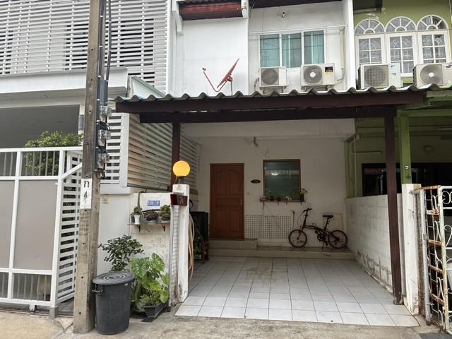 ขายบ้านทาวน์เฮ้าส์ 2 ชั้น หมู่บ้านศิรินเทพ ทาวน์เฮ้าส์ ซอยหัวหมาก 6 เขตบางกะปิ กรุงเทพฯ รีโนเวทใหม่พร้อมอยู่