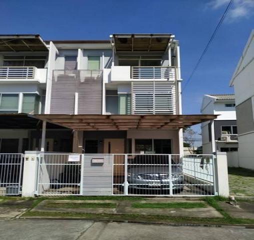 ให้เช่าทาวน์โฮม3 ชั้น หลังมุม ซอยกรุงเทพกรีฑา7 โครงการบ้านใหม่ พระราม 9 – ศรีนครินทร์ ตกแต่งพร้อมอยู่ เลี้ยงสัตว์ได้