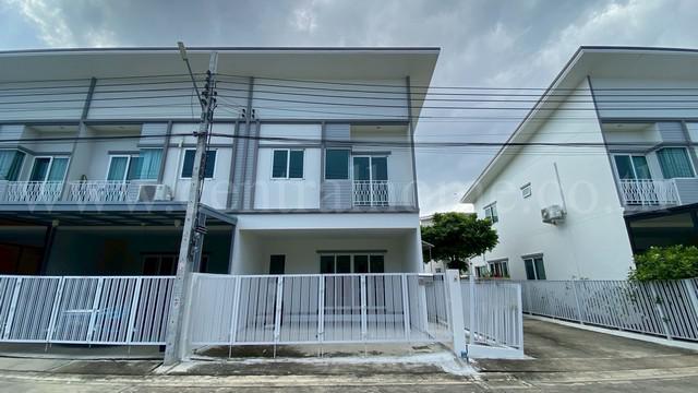 ทาวน์เฮ้าส์ เดอะ มิราเคิล เพชรเกษม 63 โครงการ 3 บ้านใหม่ พร้อมเข้าอยู่