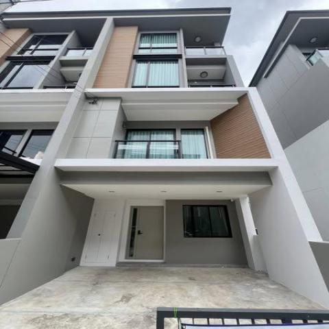 HR 6111 ให้เช่าทาวน์โฮม 3.5 ชั้น หลังมุม 220 ตรม. 4 ห้องนอน Premium Place พหลโยธิน-รามอินทรา ใกล้ Big C สะพานใหม่