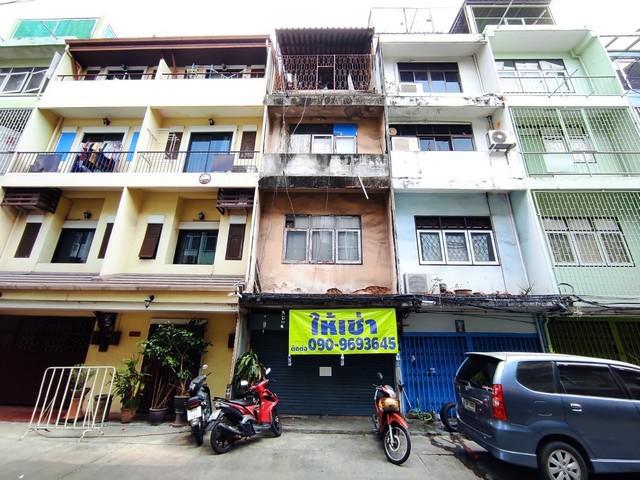 อาคาร ตึกแถว สามย่าน สี่พระยา ใหญ่ 11 ตาราง-วา 0 Ngan 0 ไร่ 4 Bedroom 3 BR 20000 บาท. ราคานี้หาไม่ได้แล้ว ทำเลหายาก เดินทางสะดวก ใกล้ MRT สามย่าน ใกล้จุฬา และร้านค้ามากมาย