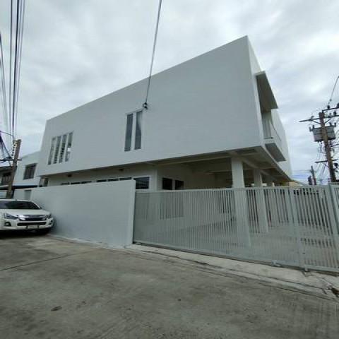 ให้เช่าบ้านเดี่ยว 2 ชั้น หลังมุม ย่านสุทธิสาร ห้วยขวาง ใกล้ MRTสุทธิสาร 750 เมตร เหมาะทำโอมออฟฟิศ คาเฟ่ ใกล้ MRTสุทธิสาร รัชดา