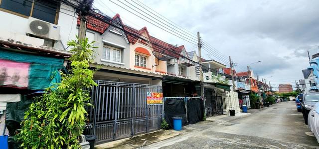 Townhome -   1890000 THAI BAHT  16 SQ.WA ราคาดีเยี่ยม ตกแต่งใหม่ทั้งหลัง พร้อมเฟอร์นิเจอร์บิลท์อิน แอร์ 3 ตัว พร้อมอยู่ ชั้นล่างพื้นกระเบื้อง ชั้นบนพื้นปาร์เก้ต์ ด้านหลังติดคลอง ต่อเติมโซนซักผ้าได้  ภายในโครงการเงียบสงบ ทำเลดี การเดินทางสะดวก ใกล้ถนน