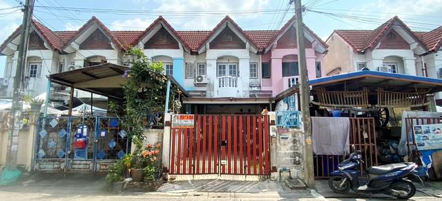 ขายด่วน ทาวน์เฮ้าส์ -  1850000 บาท ใกล้ ใกล้จุดขึ้นลงทางด่วน รามอินทรา-อาจณรงค์ เพียง 3.4 กิโลเมตร โทลเวย์วงแหวนตะวันออก. สนามบินดอนเมือง อยู่แนวรถไฟฟ้าสายสีชมพู ห่างจากสถานีรามอินทรา กม.4 เพียง 900 เมตร วินมอเตอร์ไซต์ 24 ชม.  ใกล้เซ็นทรัลรามอินทรา เ