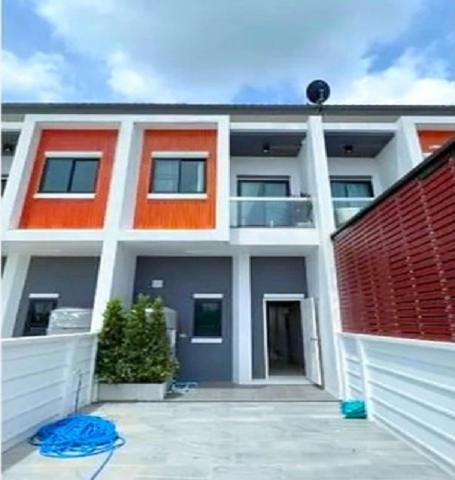 ให้เช่าอาคารพาณิชย์ 2 ชั้น โลตัส นางรอง 4.4 กม. ติดถนนใหญ่  เหมาะกับร้านค้า สำนักงาน คลีนิค 2 นอน 3 น้ำ รพ.นางรอง 2.4 กม.ถ.นางรอง-ละหานทราย