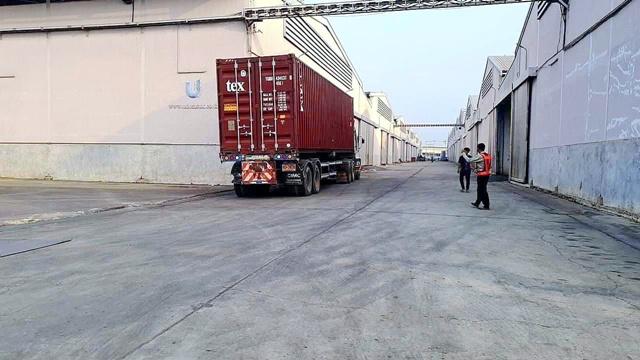 ตลาดคลังเซเว่น 1.1 กม. Free Zone ให้เช่าโรงงาน ปลอดอากร ศูนย์โลตัส บางบัวทอง 2.5 กม.  โกดัง 1200ตร.ม. 400ตร.วา. ถ.บางบัวทอง-สุพรรณบุรี