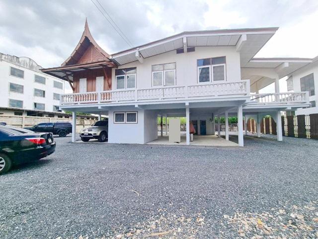 รร.เตรียมอุดมศึกษาน้อมเกล้า 500ม.ให้เช่าบ้านเดี่ยว 2 ชั้น 40ตร.วา. 160ตร.ม. 3นอน 2 น้ำ รร.นานาชาติฮีทฟิลด์ 1กม. MRT สัมมากร 1กม.