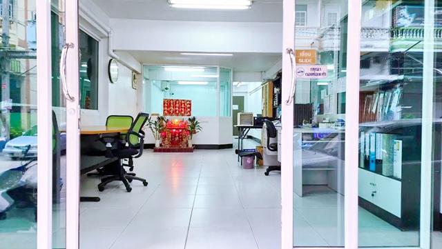 ตลาดอุ่นเรือน 800 ม. ตลาดหน้าหมู่บ้านเศรษฐกิจ 450 ม. วิคตอเรีย การ์เด้นส์ 755 ม. 2น้ำ ให้เช่าสำนักงานชั้น 1 พร้อมเฟอร์ฯ 2 ห้อง