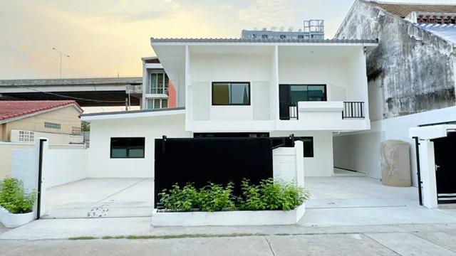 ให้เช่าบ้านเดี่ยว 2 ชั้น  60ตร.วา.ARLรามคำแหง 700ม. พัฒนาการ8-14 240ตร.ม. ย่านเอก. 3นอน  เดอะมอลล์ รามคำแหง 1.6 กม.  3 น้ำ  