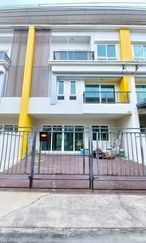 ม.เจ้าคุณทหารลาดกระบัง 1 กม. โลตัส ลาดกระบัง 52 400ม.ให้เช่าทาวน์โฮม 3 ชั้น 3นอน 2 น้ำ ตลาดหัวตะเข้ 350 ม.  ARL ลาดกระบัง 4.3 กม.