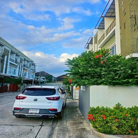 รร.นานาชาติฮีทฟิลด์ 1.1 กม. 3 นอน เดอะพาซิโอ ทาวน์ 1.2 กม. เฟอร์เครื่องใช้ไฟฟ้าครบ MRTน้อมเกล้า 400ม. ให้เช่าทาวน์โฮม 3 ชั้น 222ตร.ม. 