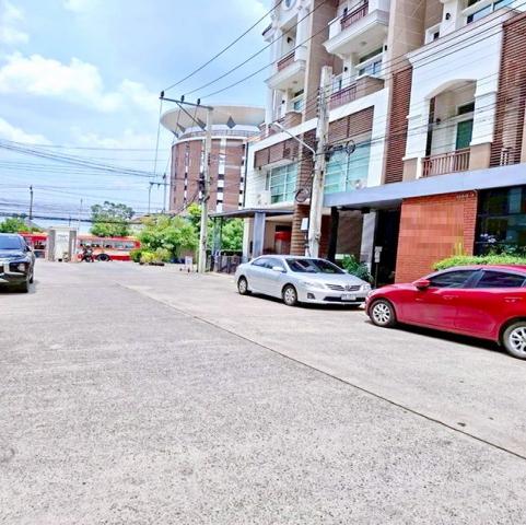 นวมินทร์ 81-91 แยกโพธิ์แก้ว MRT บางกะปิ 3.3กม.ให้เช่าทาวน์โฮม 4 ชั้น อ่างอาบน้ำขนาดใหญ่ 3 นอน 5 น้ำ ตลาดอินทรารักษ์ 650 ม.