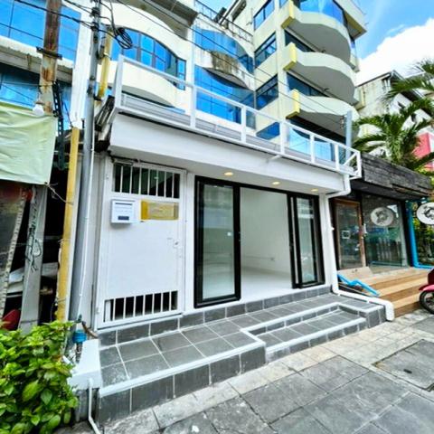 ม.หอการค้าไทย 560 ม. บิ๊กซี รัชดาภิเษก 1.4 กม.ให้เช่าคาเฟ่1 คูหา 1.5 ชั้นใหม่ 142 ตร.ม.32ตร.วา.ชั้นล่าง กับชั้นลอย MRT ห้วยขวาง 